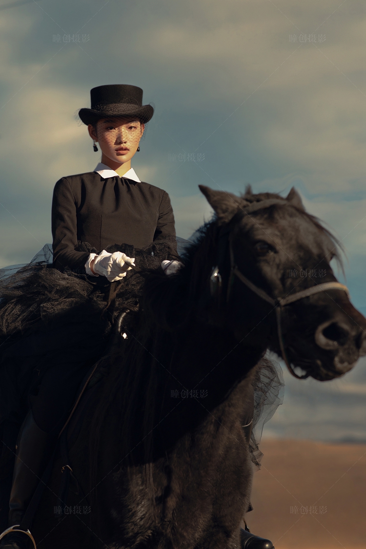 马背上的萨奇尔夫人_成都婚纱摄影