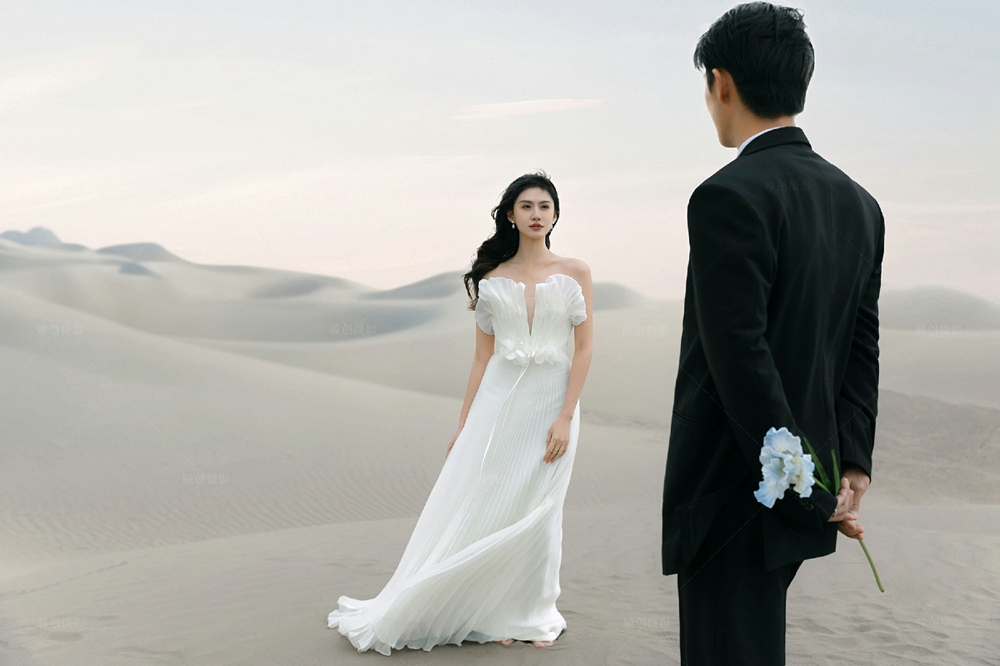 沙漠中的湖水_成都婚纱摄影