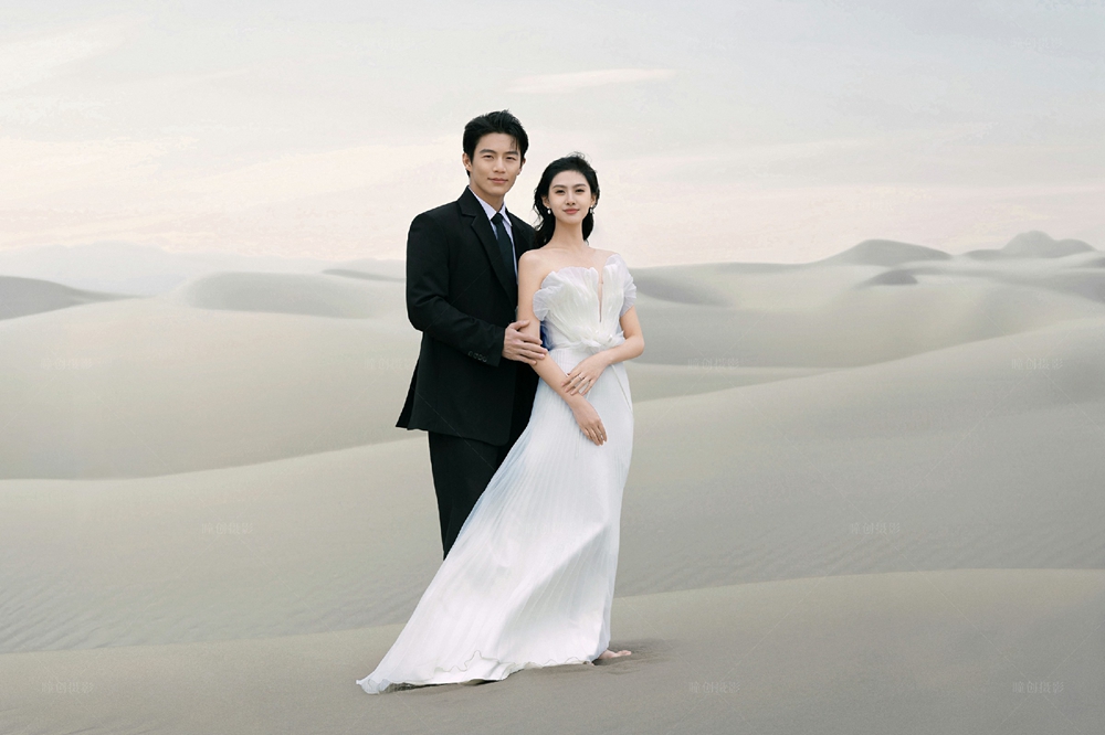 沙漠中的湖水_成都婚纱摄影