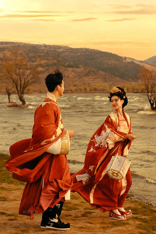 策马金晖映霓裳_成都婚纱摄影